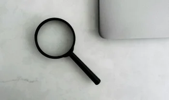 A magnifying class.