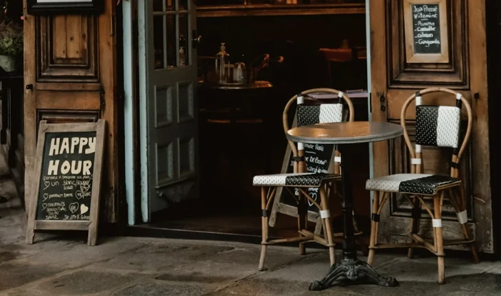 empty seats in Paris representing the movement of two traders 